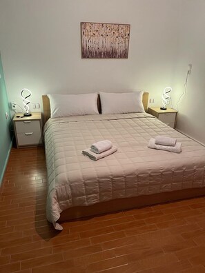 2 bedrooms, iron/ironing board, WiFi, bed sheets - Olive Gem 2-Bed Apt Sleeps 4 with Fireplace (spilia)