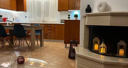 Olive Gem 2-Bed Apt Sleeps 4 with Fireplace