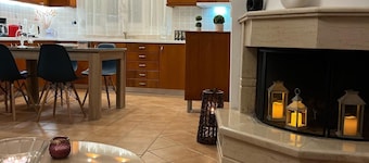 Olive Gem 2-Bed Apt Sleeps 4 with Fireplace