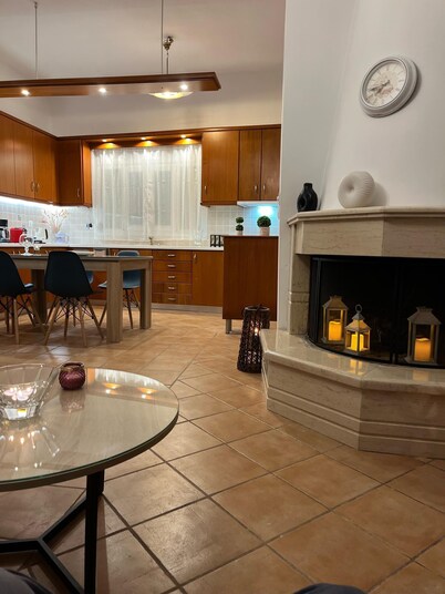 Olive Gem 2-Bed Apt Sleeps 4 with Fireplace