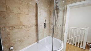 Een douche, handdoeken