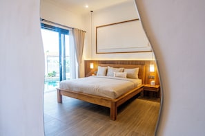 Ein modernes Schlafzimmer mit einem hölzernen Bett, einem Nachttisch und einem großen Fenster mit Vorhängen.