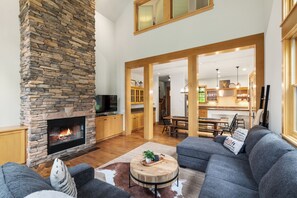 Smart TV, fireplace, video games, table football - Charming Suncadia Cabin w/ Game Room + Hot tub (Cle Elum)