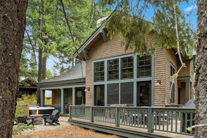 Terrace/patio - Charming Suncadia Cabin w/ Game Room + Hot tub (Cle Elum)