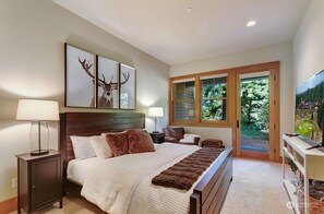 4 bedrooms, desk, iron/ironing board, travel crib