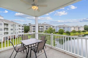 Outdoor dining - Magnolia 302 · Golf & Lake Hideaway 3BR (Myrtle Beach)