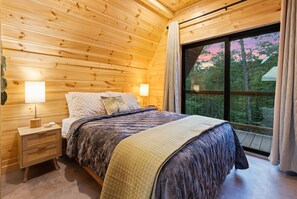 5 bedrooms, free WiFi, bed sheets - Brand new A-frame. Dragonfly Inn, overlooking Daniel Boone National Forest  (Frenchburg)