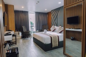 スーペリア ダブルルーム キングベッド 1 台 | 高級寝具、セーフティボックス (室内)、デスク、ノートパソコン用作業スペース