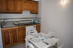 Réfrigérateur, micro-ondes, plaque de cuisson, cafetiÚre/bouilloire