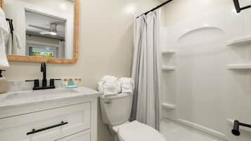 Cottage Premium, véranda, vue jardin | Salle de bain | Articles de toilette gratuits, sèche-cheveux, serviettes fournies, savon