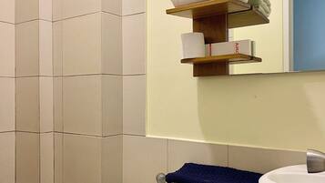 Chambre Triple Standard | Salle de bain | Douche, bidet, serviettes fournies, savon