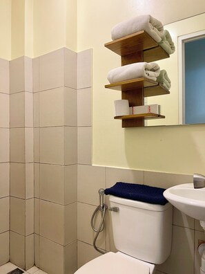 Phòng 3 Tiêu chuẩn | Phòng tắm | Buồng tắm vòi sen, chậu vệ sinh/vòi rửa, khăn tắm, xà phòng