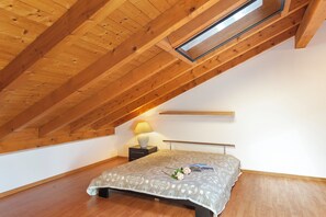 3 bedrooms, iron/ironing board, Internet, bed sheets