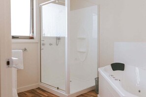 Shower, towels - Mara House - Space for Everyone (Break O'Day)