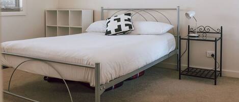 4 Schlafzimmer, Schreibtisch, Bügeleisen/Bügelbrett, Bettwäsche