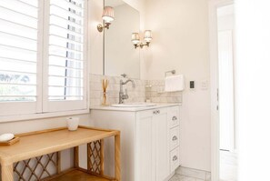 Shower, hair dryer, towels - Nautilus ~ Bay of Fires (Break O'Day)