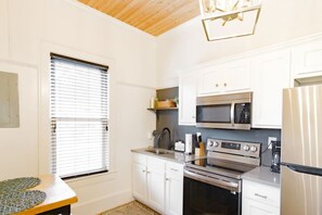 Coffee/tea maker, fridge, microwave, oven - Suite Magnolia in Highland Park, Walk to Rojo (Birmingham)