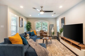 Een smart-tv, videogames, tafelvoetbal en een tafeltennistafel