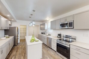 Kylskåp, mikrovågsugn, ugn och spishäll