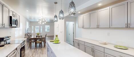 冷蔵庫、電子レンジ、オーブン、コンロ