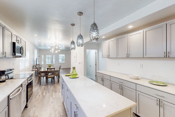 Kylskåp, mikrovågsugn, ugn och spishäll