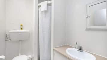 Familienapartment, Meerblick | Badezimmer | Dusche, Haartrockner, Handtücher