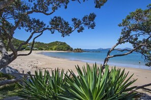 En la playa y toallas de playa 