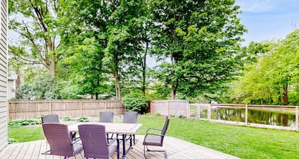 Waterfront house with heart-shaped pond, Vitamix, deck, W/D, & central AC