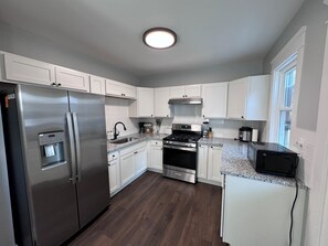 Kühlschrank, Mikrowelle, Herdplatte, Wasserkocher mit Kaffee-/Teezubehör