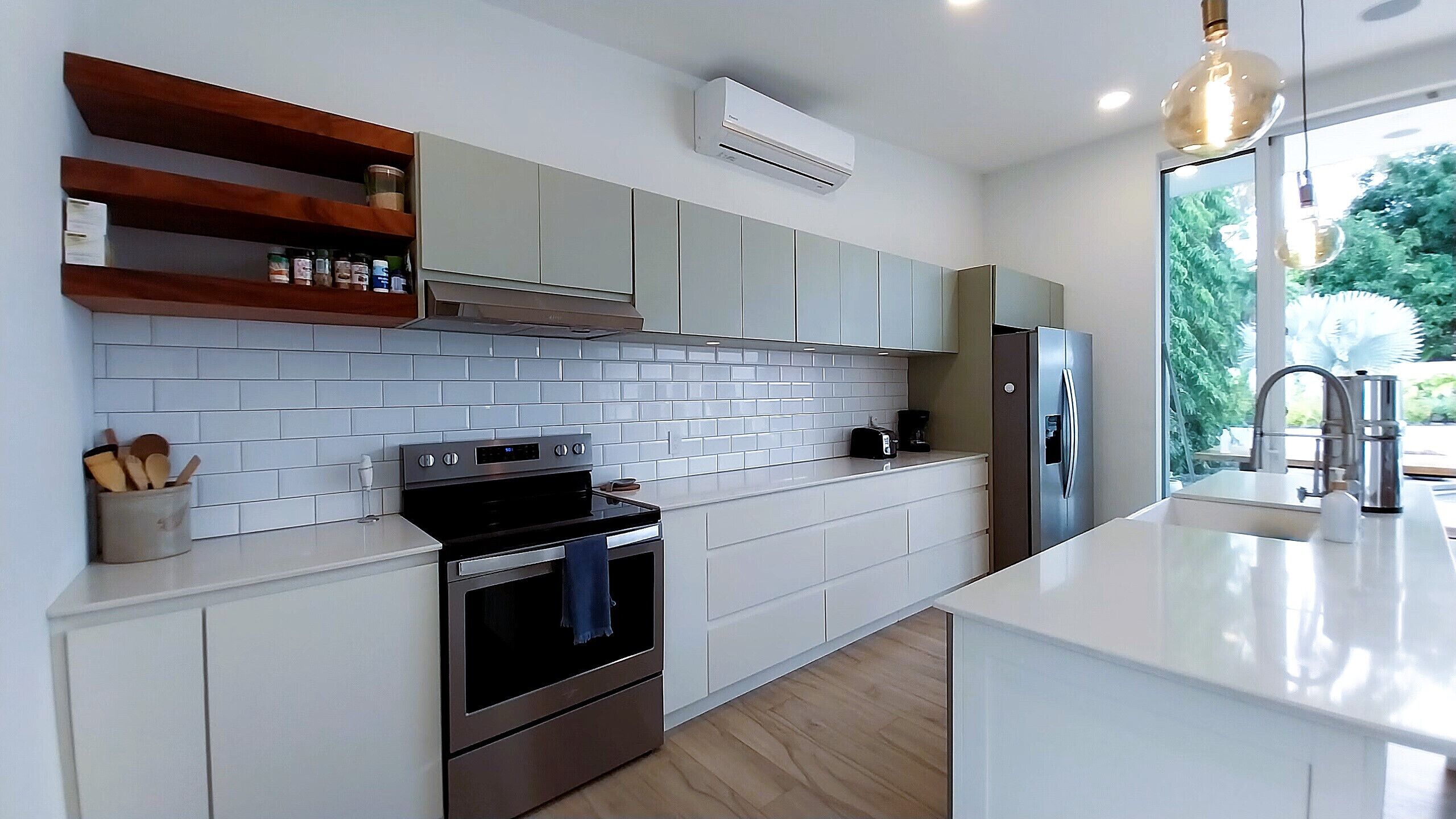 Réfrigérateur, micro-ondes, four, lave-vaisselle