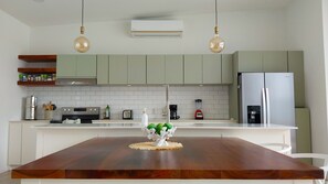 Refrigerador, microondas, horno, lavavajillas