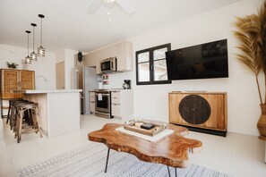 Réfrigérateur, four à micro-ondes, un four, lave-vaisselle