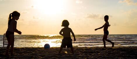 In Strandnähe, Liegestühle, Strandtücher