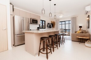 Een koelkast, een magnetron, een oven, een kookplaat