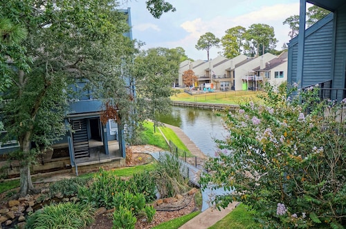 Lake Conroe w/Theatre, Views, & Boat Launch Access & Walden's endless amenities 