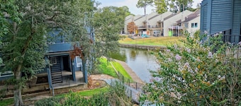 Lake Conroe w/Theatre, Views, & Boat Launch Access & Walden's endless amenities