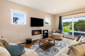 Una televisión, una chimenea