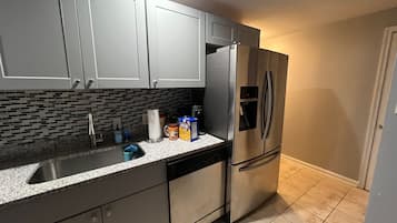 冰箱、微波炉、烤箱、炉灶