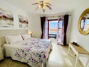 3 bedrooms, iron/ironing board, Internet, bed sheets - South Corner Holiday Home (Torviscas Bajo)