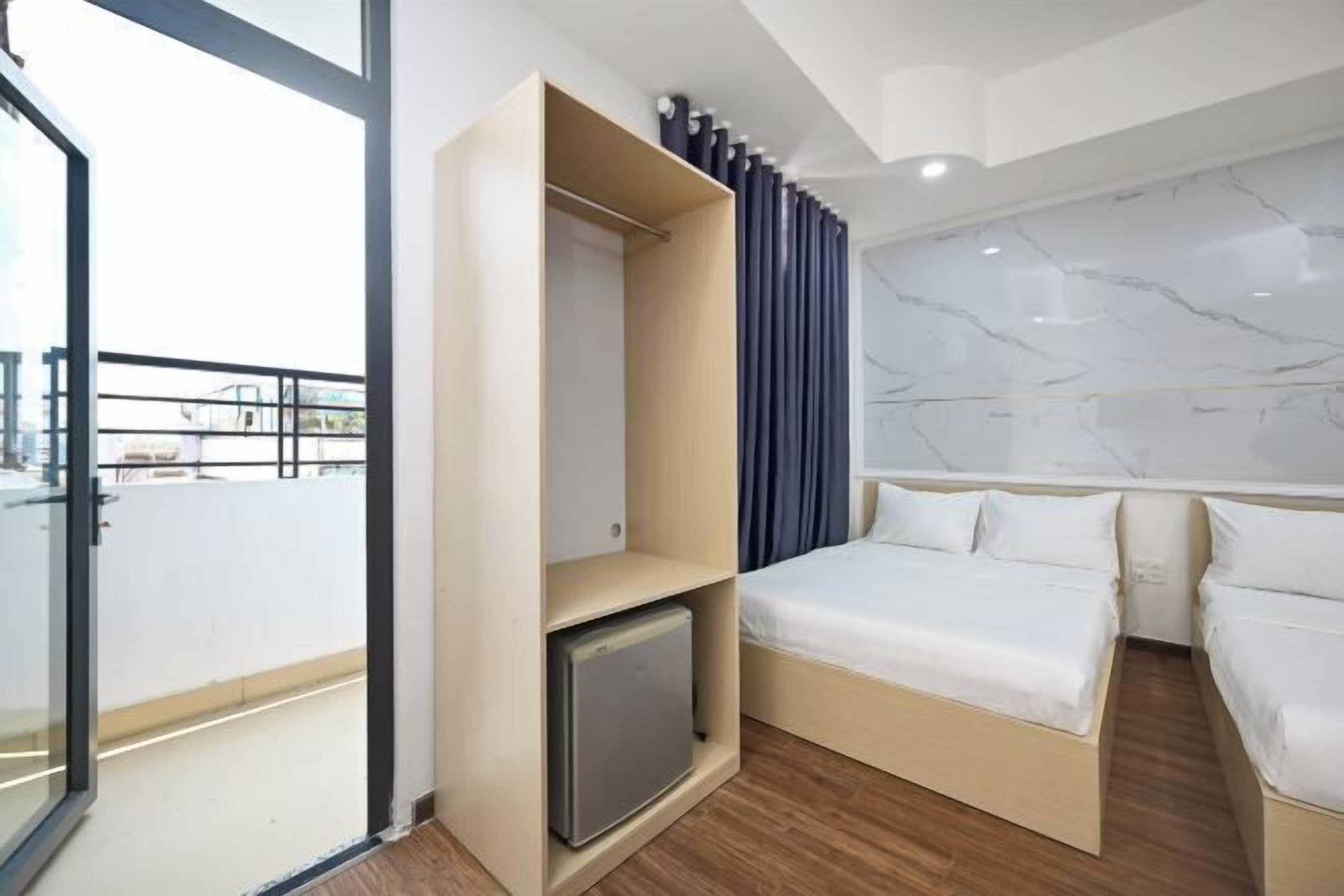 Memory foam beds, minibar (some free items), desk, soundproofing