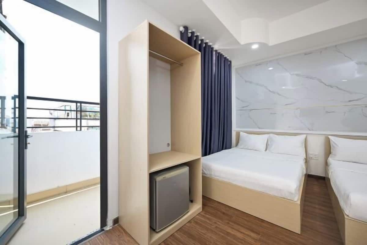 Memory foam beds, minibar (some free items), desk, soundproofing