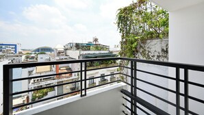 A balcony with a view of surrounding buildings and a clear sky. - Sunrise Airport Hotel (Ho Chi Minh City)
