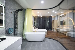 Suite | Badkamer | Een bad, een diep bad, designer toiletartikelen, een haardroger
