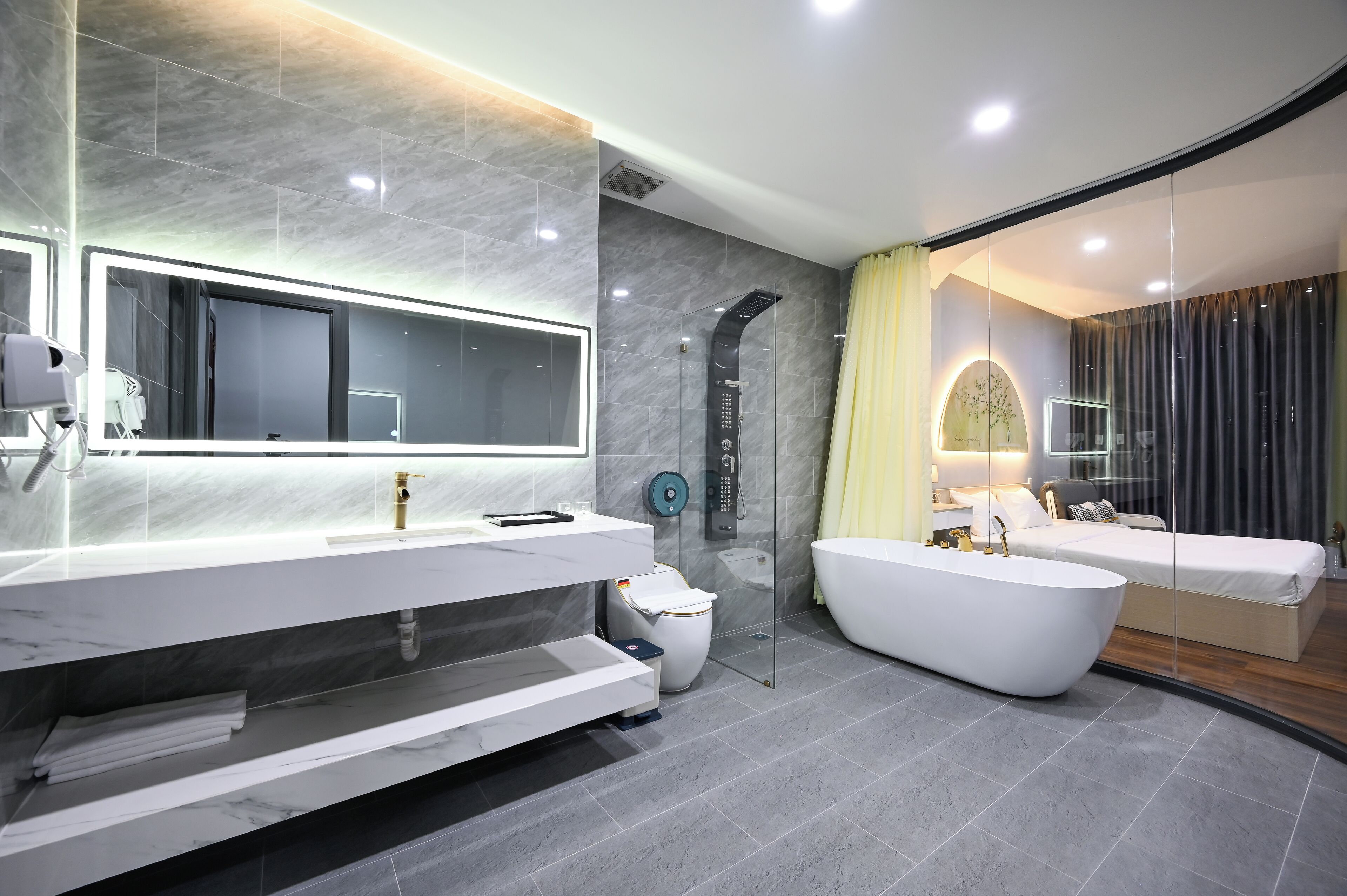 Suite | Salle de bain | Baignoire, baignoire relaxante profonde, articles de toilette de luxe