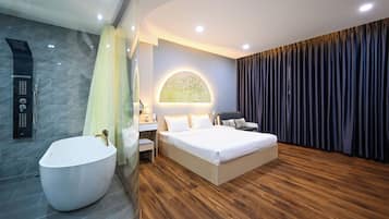 Suite | 1 bedroom, memory-foam beds, free minibar items, desk