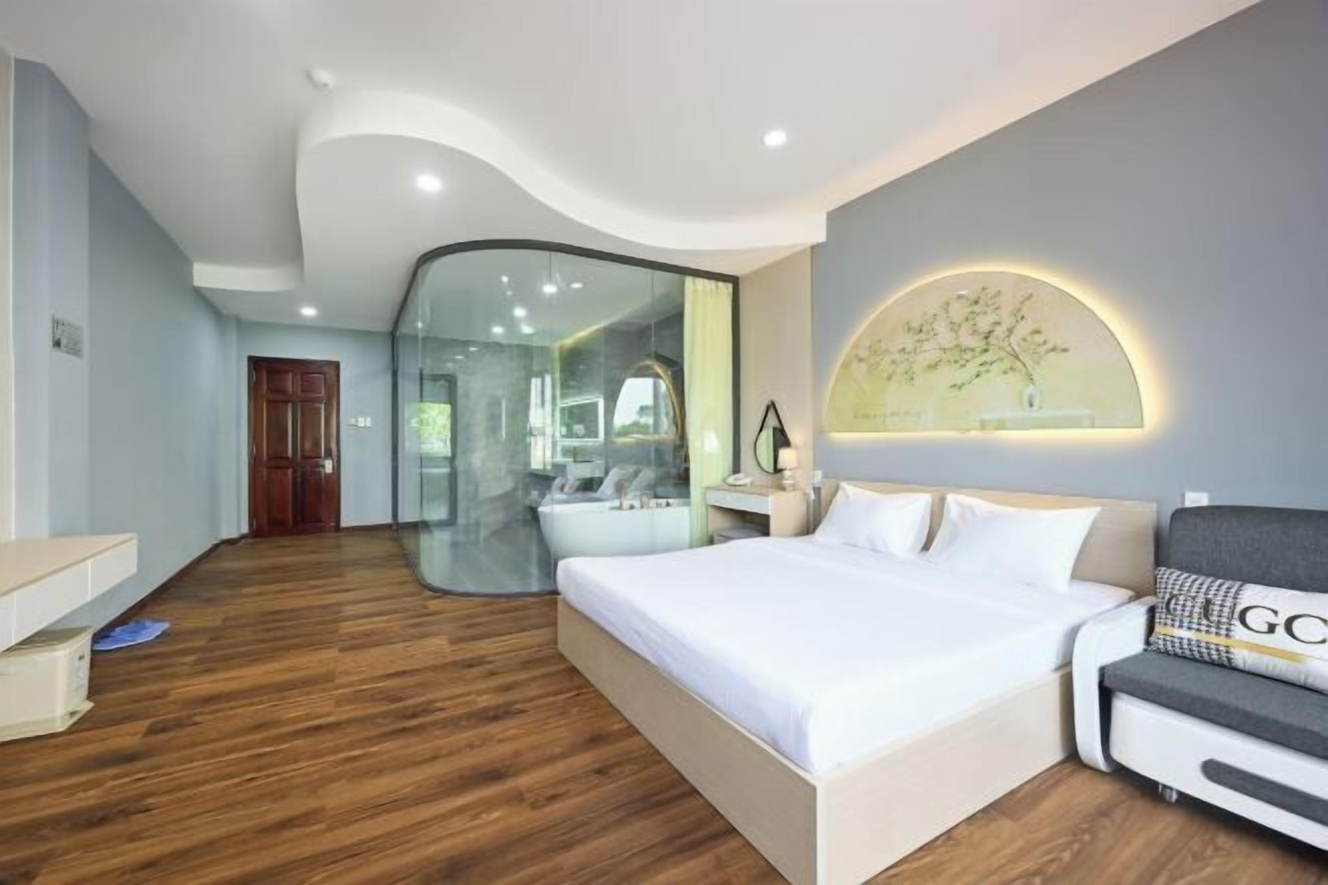 Memory foam beds, free minibar items, desk, soundproofing