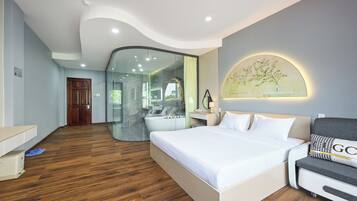 Suite | 1 bedroom, memory-foam beds, free minibar items, desk