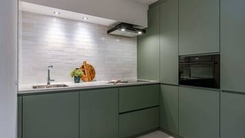 Geladeira, micro-ondas, fogão, cooktop