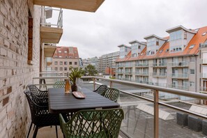 Outdoor dining - Huswell - Apartment with terrace close to the sea (Nieuwpoort)