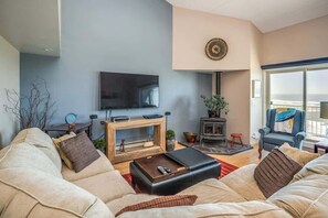 Een televisie en een open haard